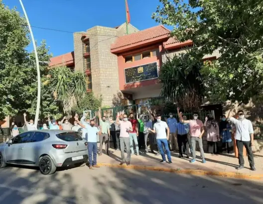 بعد مقاطعتهم اجتماع الدخول المدرسي.. أساتذة ثانوية تأهيلية يحتجون أمام مديرية التعليم بأزيلال