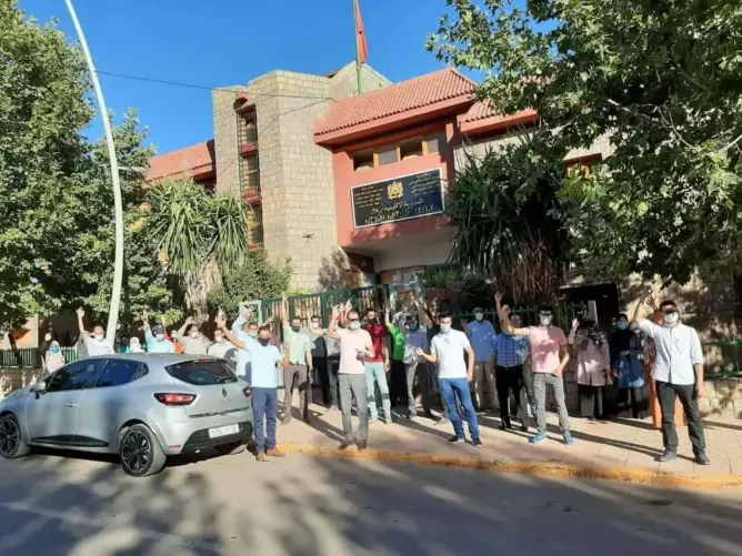 بعد مقاطعتهم اجتماع الدخول المدرسي.. أساتذة ثانوية تأهيلية يحتجون أمام مديرية التعليم بأزيلال
