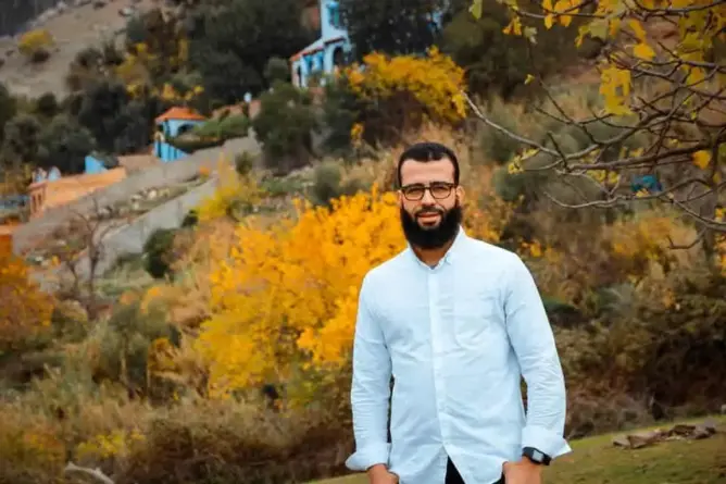 بعد جدل دعم الفنانين.. الشاب “رزقي”: كلما تذكرت أنني كنت مغنيا يملأ قلبي الحسرات