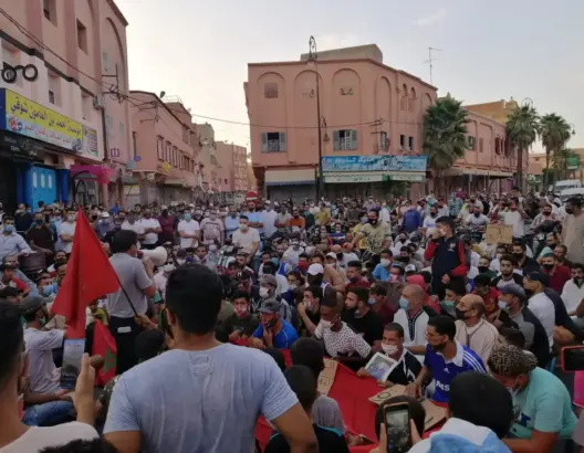 “أزمة” إغلاق محلات قلعة السراغنة.. التجار يرفضون مقترحا جديدا ويواصلون الاحتجاج
