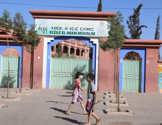 تجمهر الآباء والتلاميذ أمام مدرسة المورد مراكش
