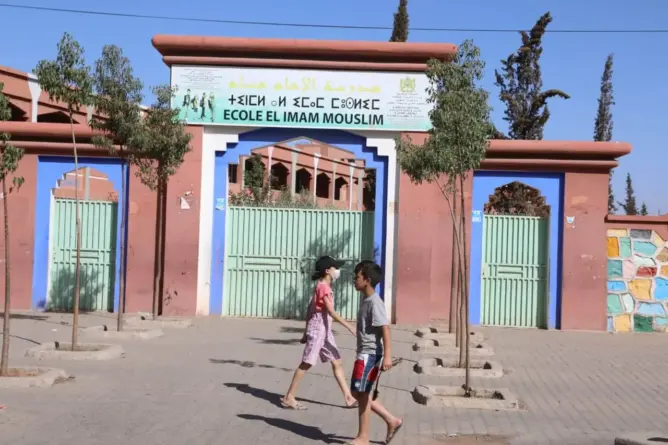 تجمهر الآباء والتلاميذ أمام مدرسة المورد مراكش