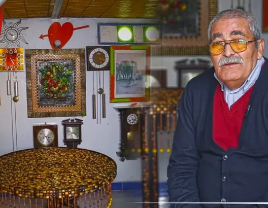 هواية فريدة .. مغربي يعشق الساعات العتيقة فملأ بيته بأزيد من 100 ساعة (فيديو)