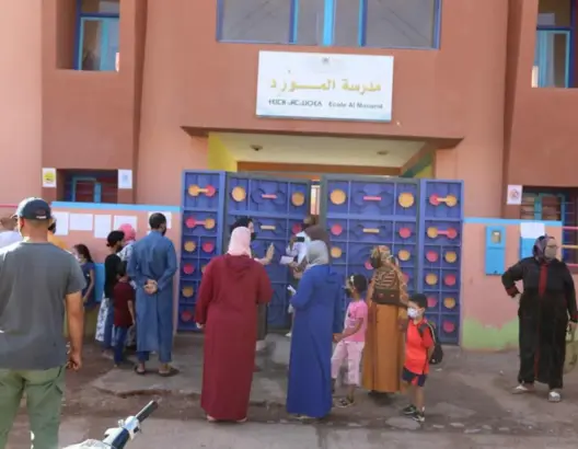 تجمهر الآباء والتلاميذ أمام مدرسة المورد مراكش
