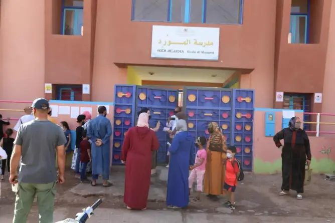 تجمهر الآباء والتلاميذ أمام مدرسة المورد مراكش