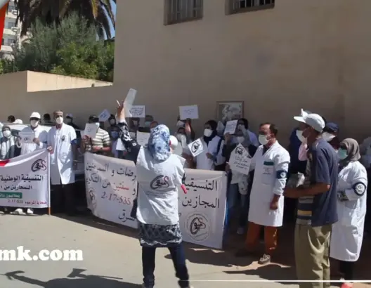 ممرضو جهة الشرق يتظاهرون احتجاجا على الوزارة ويطالبون برفع التهميش والإقصاء (فيديو)
