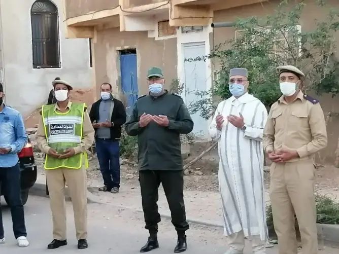 أئمة ومرشدون بميدلت يقومون بحملة توعية ويوزعون الكمامات في الشارع (صور)