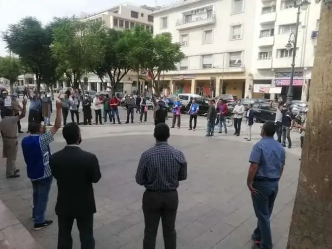 عمال النقل الحضري بوجدة يتظاهرونا احتجاجا على “طرد” 3 من زملائهم