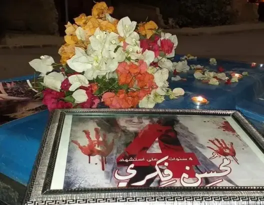 مواطنون يخلدون ذكرى وفاة محسن فكري بتزيين حاويات النفايات بالورود (صور)