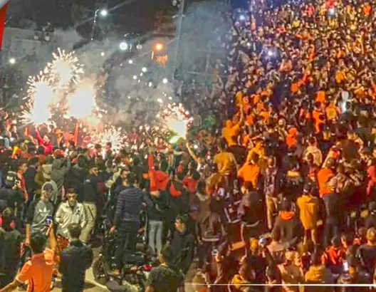 احتفالات عارمة بمدينة بركان بعد التتويج الإفريقي الأول للفريق البرتقالي(فيديو)