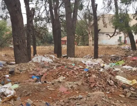 تراكم الأزبال بحي القشلة بمدينة أزرو