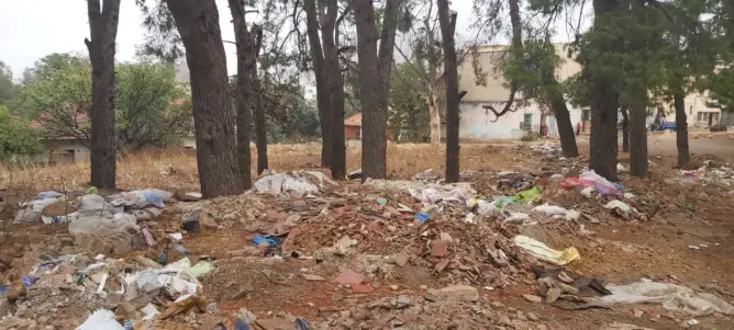 تراكم الأزبال بحي القشلة بمدينة أزرو