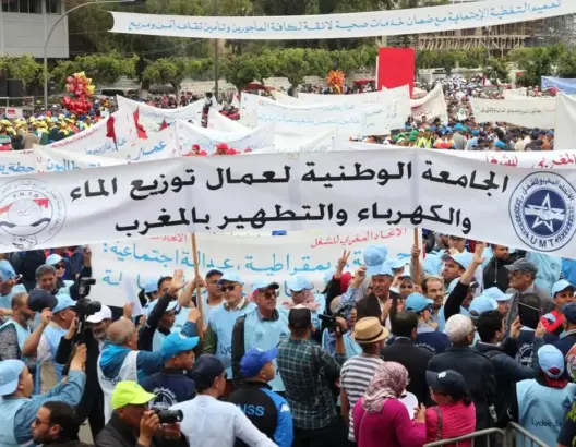 عمال وكالات توزيع الماء والكهرباء يتوعدون الحكومة بالتصعيد.. وهذه مطالبهم