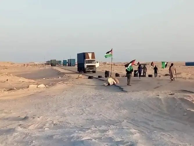 مدعومون بمليشيات عسكرية.. محسوبون على البوليساريو يغلقون معبر الكركارات (صور)
