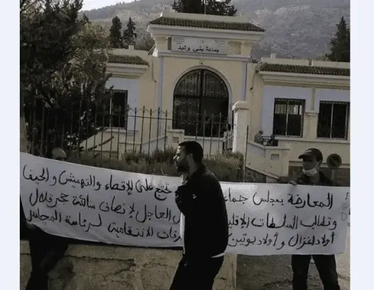 مستشاران في فيدرالية اليسار يواصلان الاحتجاج أمام جماعة بتاونات