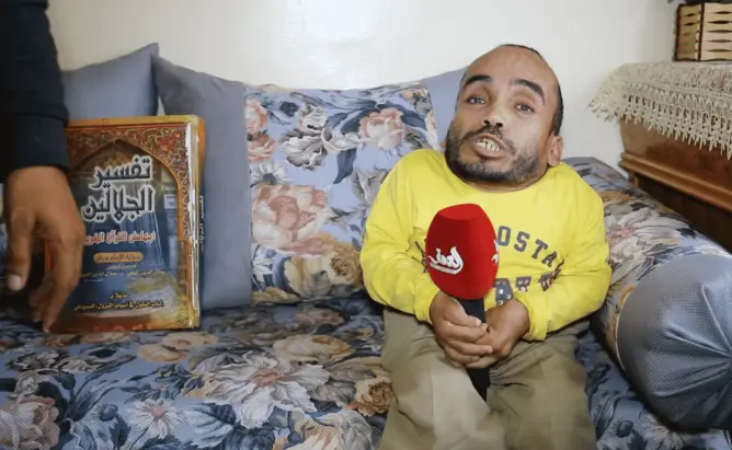 أقصر رجل في المغرب يعيش أوضاعا صعبة