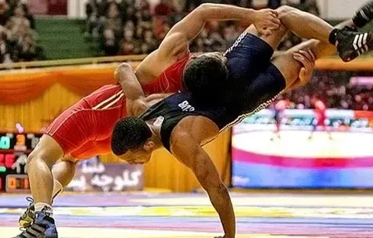مباراة بين مصارعين
