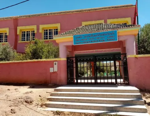 أساتذة ثانوية بخنيفرة يشتكون اكتظاظ التلاميذ في الأقسام