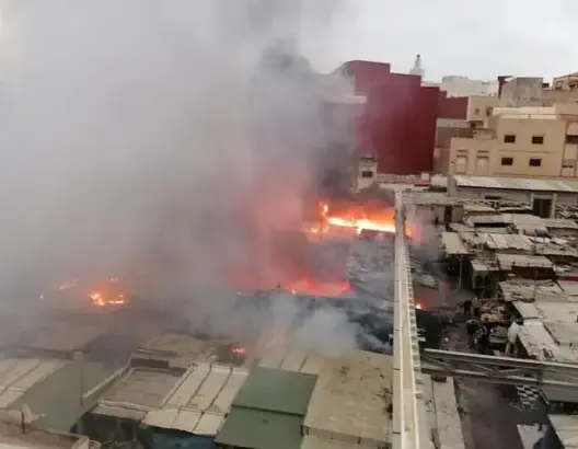 اندلاع حريق ضخم بأحد أشهر أسواق الحسيمة.. ورئيس الجماعة يدعو للتضامن مع المتضررين (صور)
