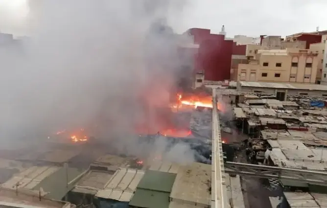 اندلاع حريق ضخم بأحد أشهر أسواق الحسيمة.. ورئيس الجماعة يدعو للتضامن مع المتضررين (صور)
