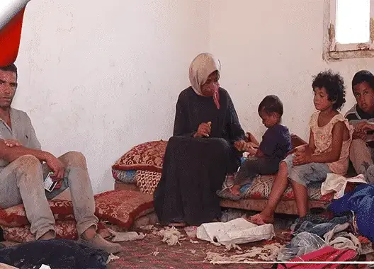 تعيش حياة بدائية .. أسرة من 5 أفراد بسبع عيون تشكو الفقر والجوع (فيديو)