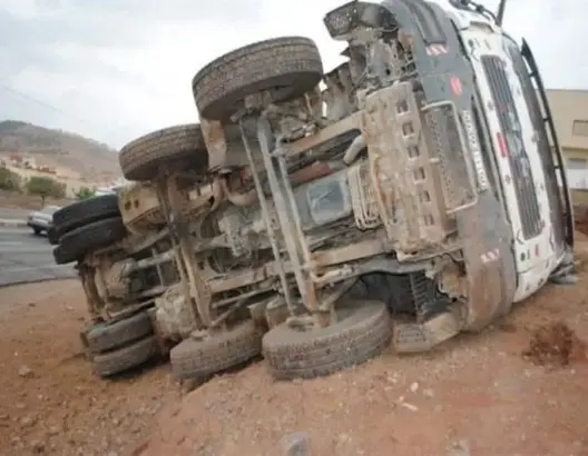 وفاة شخص وإصابة آخر جراء انقلاب شاحنة بإيموزار