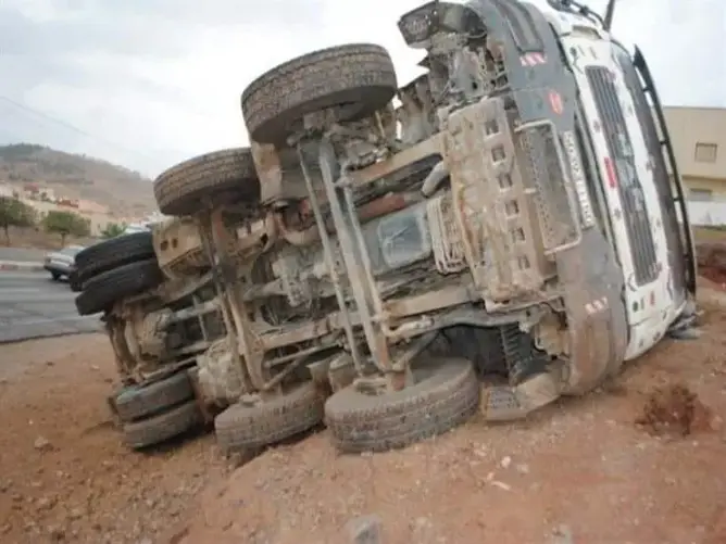 وفاة شخص وإصابة آخر جراء انقلاب شاحنة بإيموزار