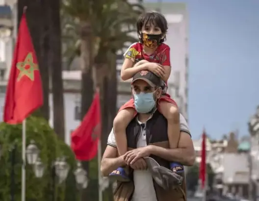 مواطنون مغاربة يضعون الكمامة