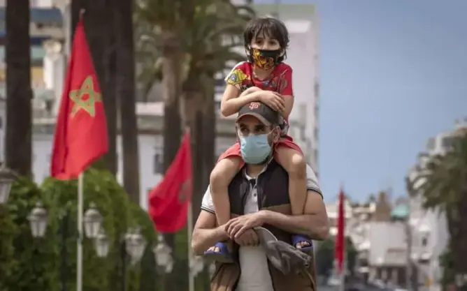 مواطنون مغاربة يضعون الكمامة