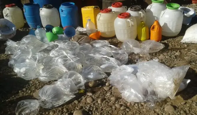 الدرك الملكي يفكك مصنعا سريا لإنتاج “الماحيا” بإقليم شيشاوة ويحجز 1300 لتر