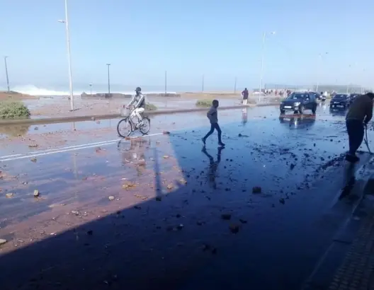مد بحري بعدد من شواطئ المملكة يتسبب في خسائر مادية وهلع الساكنة (فيديو+صور)
