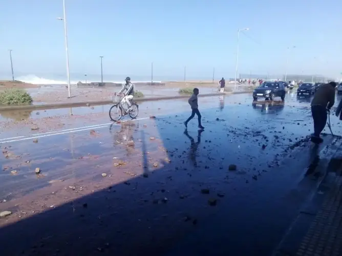 مد بحري بعدد من شواطئ المملكة يتسبب في خسائر مادية وهلع الساكنة (فيديو+صور)
