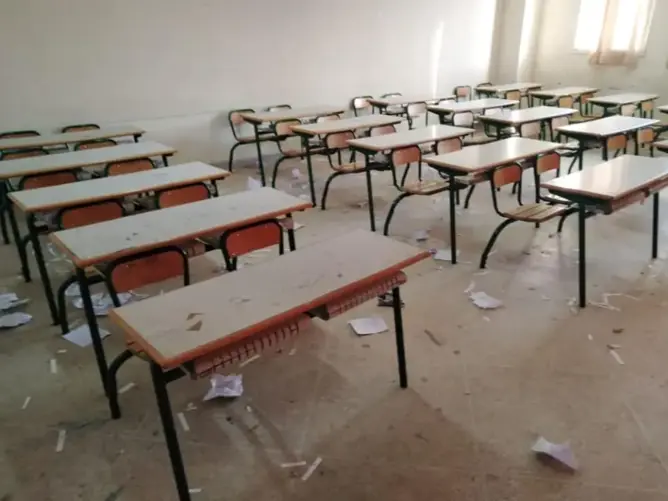 رغم بروتوكول مواجهة كورونا.. أزبال وأوساخ متراكمة بفضاء مؤسسة تعليمية بمراكش (صور)
