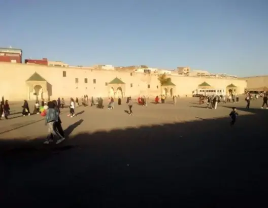 كورونا تقتل “ساحة الهديم” بمكناس.. اختفاء الحلايقية والحنّاية والغيوان