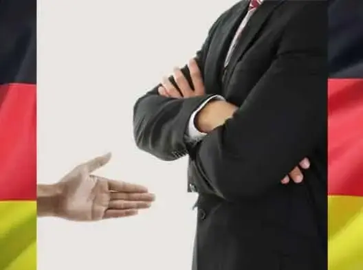 ألمانيا ترفض منح جنسيتها لطبيب عربي رفض مصافحة موظفة “وفاءً لزوجته”