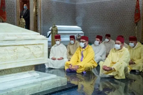 الملك محمد السادس بضريح محمد الخامس