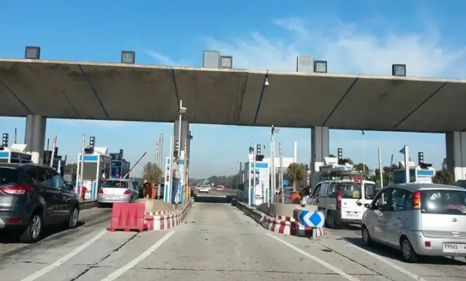 “جواز” يخنق المرور ويغضب مستعملي الطريق السيار (فيديو)