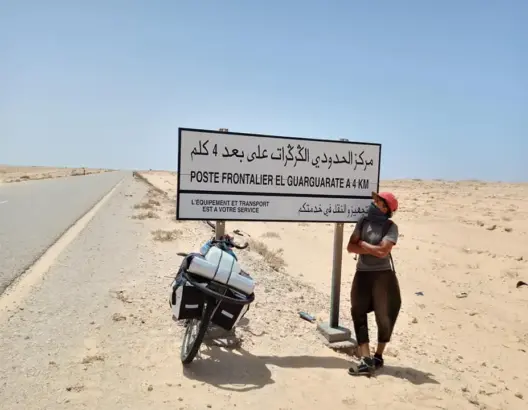 ضمنها الكركرات .. بيضاوي يقطع 5200 كلم ويزور أزيد من 20 إقليما بدراجته العادية (صور)
