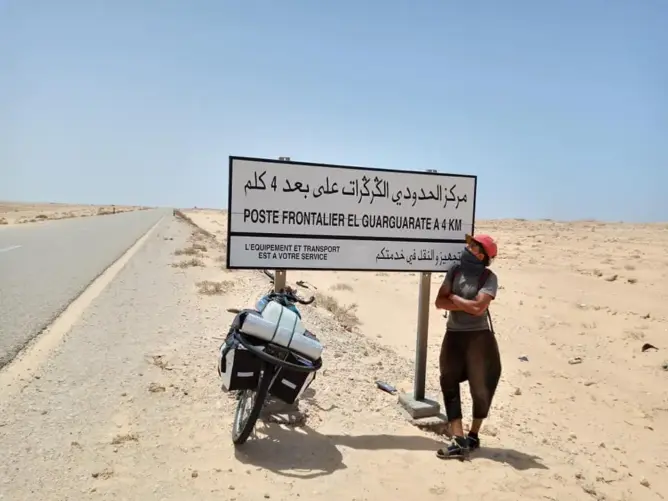 ضمنها الكركرات .. بيضاوي يقطع 5200 كلم ويزور أزيد من 20 إقليما بدراجته العادية (صور)