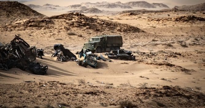 حطام سيارات في منطقة الكركرات بالصحراء المغربية
