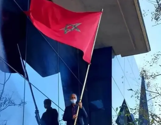 بعد نزعه من طرف شرذمة من الانفصاليين .. العلم الوطني يعود ويرفرف فوق قنصلية المغرب بفالنسيا  