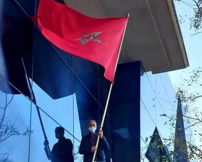 بعد نزعه من طرف شرذمة من الانفصاليين .. العلم الوطني يعود ويرفرف فوق قنصلية المغرب بفالنسيا  
