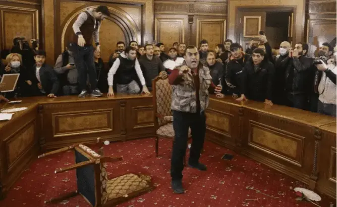 بعد انتهاء حربها مع أذربيجان.. محاولة انقلاب بأرمينيا والأمن يُحبط اغتيال رئيس الوزراء
