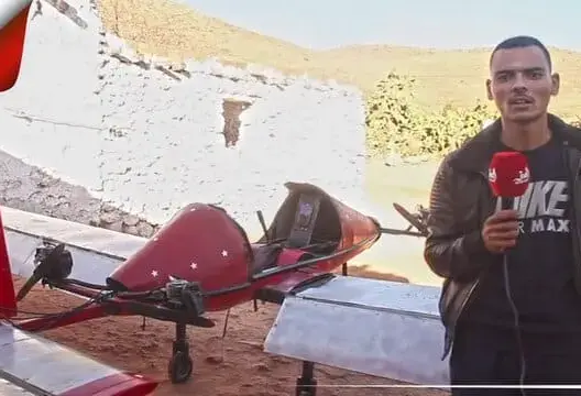 من مواد بسيطة .. شاب مغربي يصنع طائرة خفيفة بأربع محركات (فيديو)