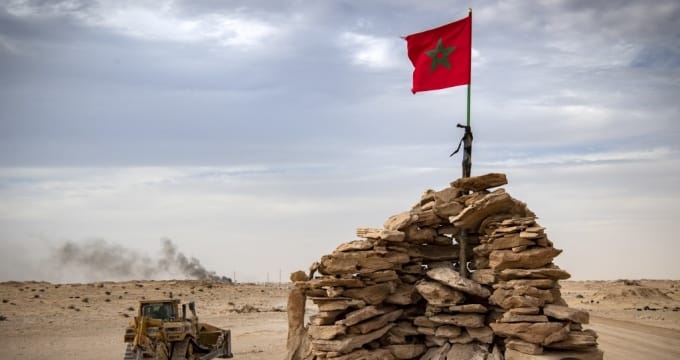 جرافة تمر على قمة تل يسكنها جنود مغاربة على طريق بين المغرب