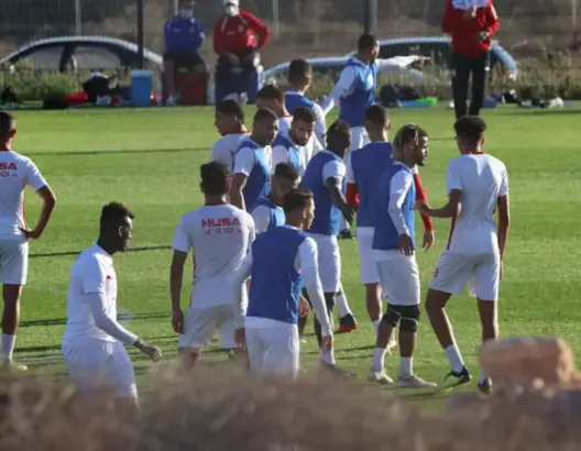 بحضور مدربها الجديد.. الحسنية تواصل تداريبها التحضيرية بملحق ملعب “أدرار” (صور)