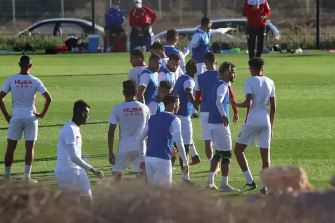 بحضور مدربها الجديد.. الحسنية تواصل تداريبها التحضيرية بملحق ملعب “أدرار” (صور)