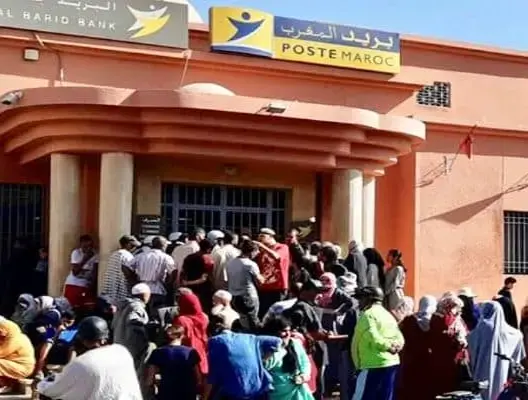 معاناة المواطنين مع وكالات بريد بنك تتواصل.. ازدحام شديد بالحسيمة واستياء بوزان