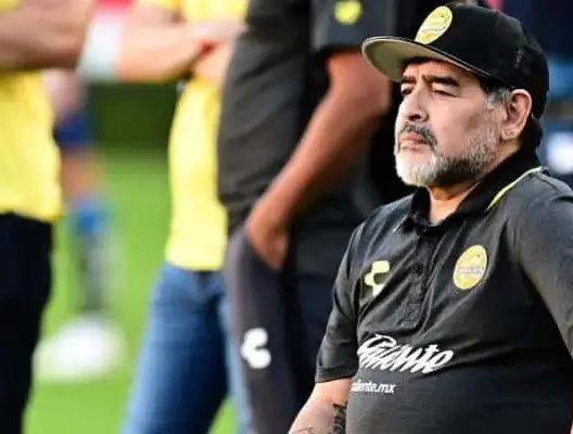 هل تشاجر مارادونا مع طبيبه المتهم بارتكاب “القتل الخطأ” قبل أيام من وفاته؟