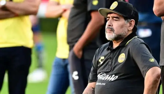 هل تشاجر مارادونا مع طبيبه المتهم بارتكاب “القتل الخطأ” قبل أيام من وفاته؟